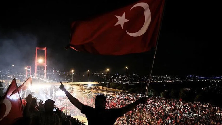 FETÖ'nün darbe girişiminin üzerinden 10 yıl geçti! 15 Temmuz gecesi neler yaşandı? - Resim : 4