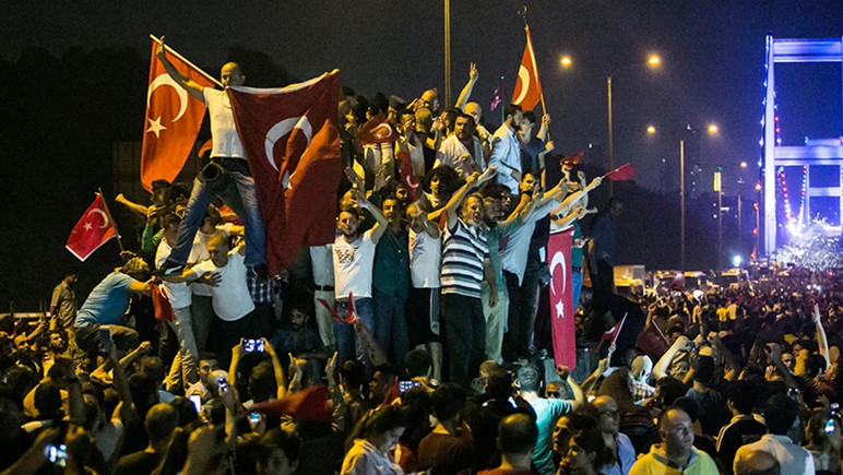 FETÖ'nün darbe girişiminin üzerinden 10 yıl geçti! 15 Temmuz gecesi neler yaşandı? - Resim : 6
