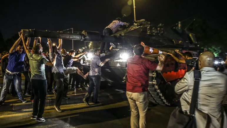 FETÖ'nün darbe girişiminin üzerinden 10 yıl geçti! 15 Temmuz gecesi neler yaşandı? - Resim : 8