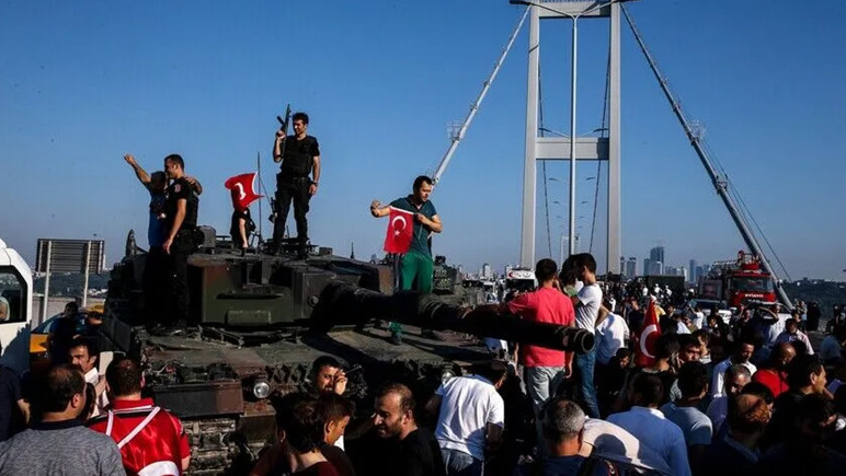 FETÖ'nün darbe girişiminin üzerinden 10 yıl geçti! 15 Temmuz gecesi neler yaşandı? - Resim : 9