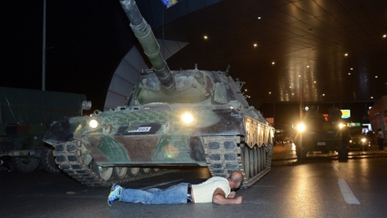 FETÖ'nün darbe girişiminin üzerinden 10 yıl geçti! 15 Temmuz gecesi neler yaşandı? - Resim : 10