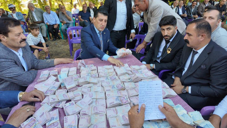 Şırnak'ta takı rekoru kıran düğün: 35 koyun kesildi, milyonlar havada uçuştu - Resim : 1