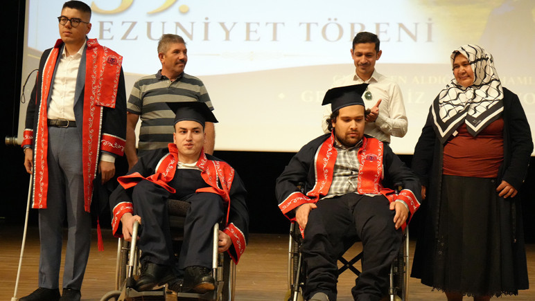 Annesinin tekerlekli sandalyeyle okula getirip götürdüğü Abdulsamet, üniversiteyi dereceyle bitirdi - Resim : 1