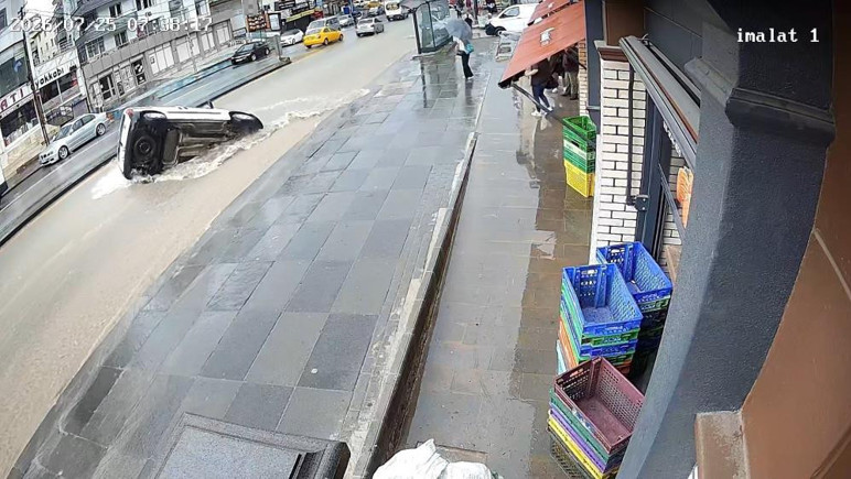 Sağanak yağış yurdu etkisi altına aldı! Araçlar suya gömüldü, ev ve işyerlerini su bastı - Resim : 3