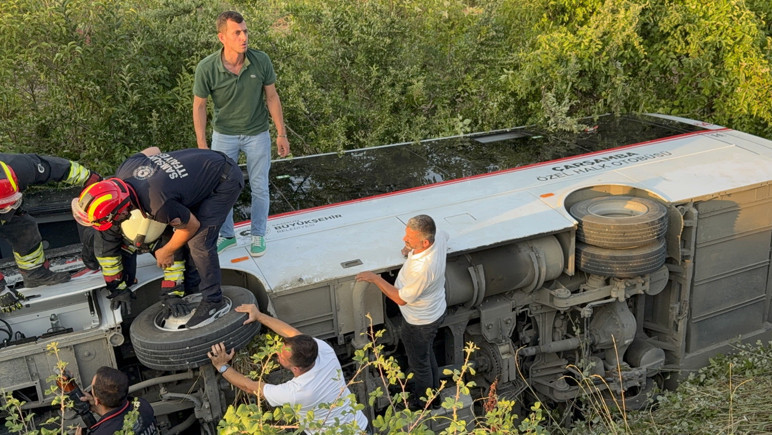 Samsun’da faciadan dönüldü: Özel halk otobüsü devrildi, 21 yaralı var - Resim : 1