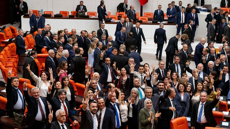 Meclis’te geceye damga vuran görüntü! Bahçeli DEM Parti sıralarına gitti - Resim : 1