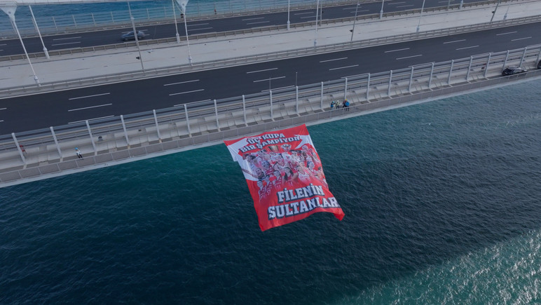 Filenin Sultanları'nın "3 Kupa, 1 Şampiyon" bayrakları köprülere asıldı - Resim : 1