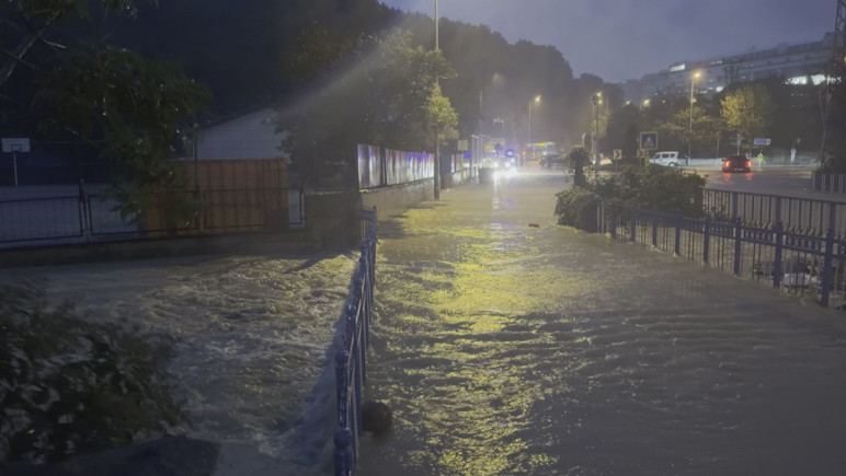 Arnavutköy'de Alibey Deresi taştı; sular okul bahçesine doldu - Resim : 2