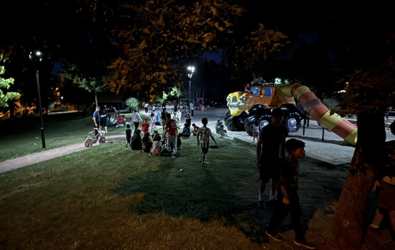 Freni boşalan kamyon çocuk parkına metreler kala durdu - Resim : 1