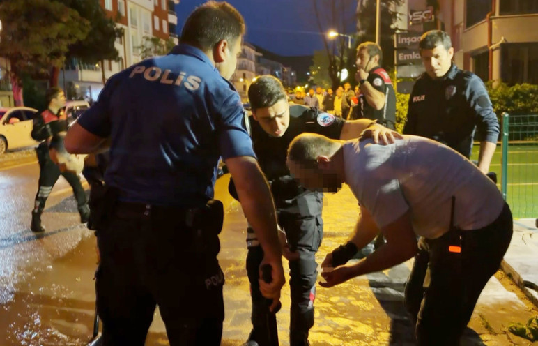 Öfkeli baba, kızını rahatsız eden gencin o uzvunu kesti: 1'i polis 2 yaralı - Resim : 2