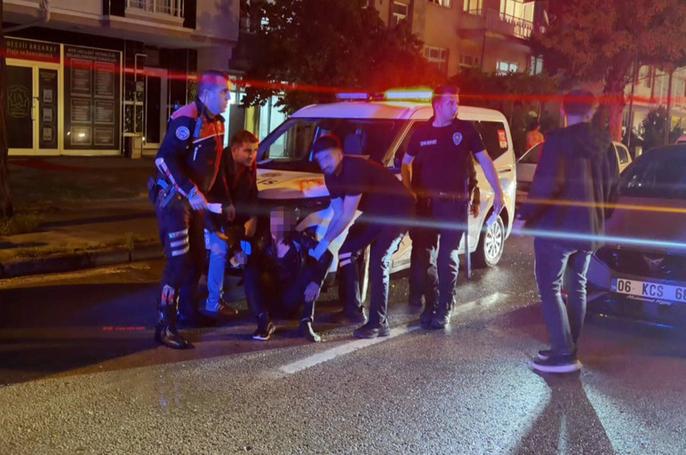 Öfkeli baba, kızını rahatsız eden gencin o uzvunu kesti: 1'i polis 2 yaralı - Resim : 1