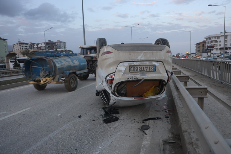 Hatay'da otomobil takla attı! Çok sayıda yaralı var - Resim : 1