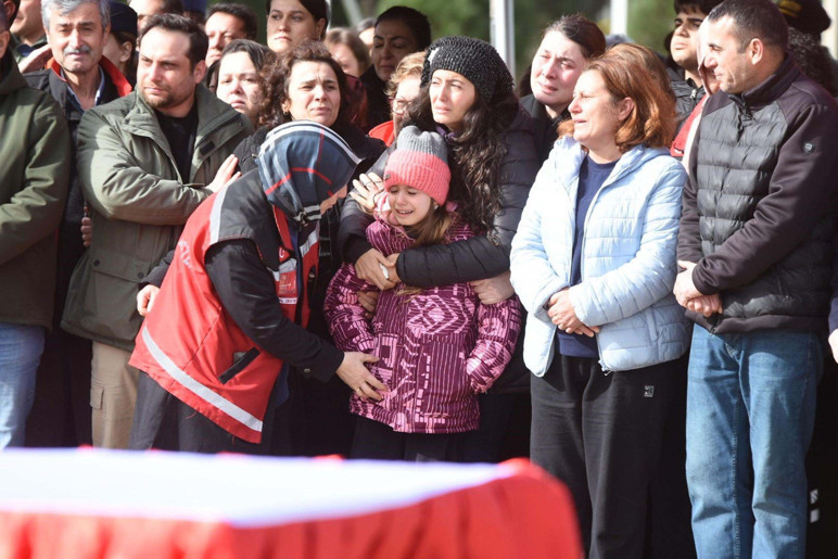 Şehit pilota veda... Küçük kızının gözyaşları yürek dağladı - Resim : 1