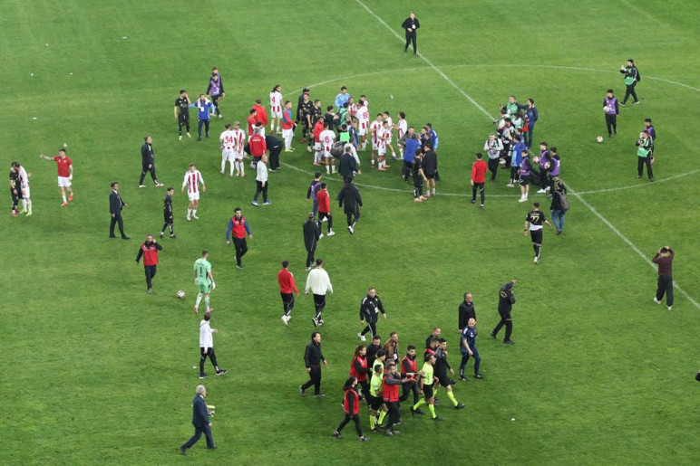 Eskişehirspor - Ayvalıkgücü Belediyespor maçı olaylı bitti - Resim : 2