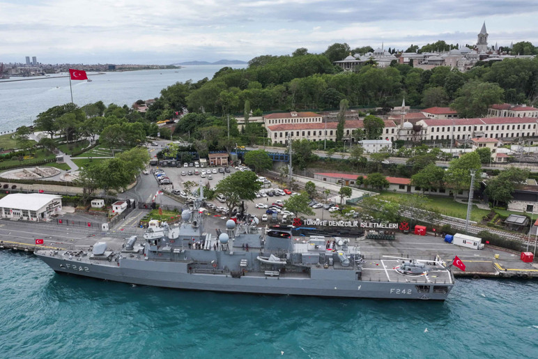 İstanbul'un fethinin 573. yıl dönümü kutlamaları kapsamında TCG Fatih-Fırkateyn Gemisi Sarayburnu Limanı'nda ziyarete açıldı.