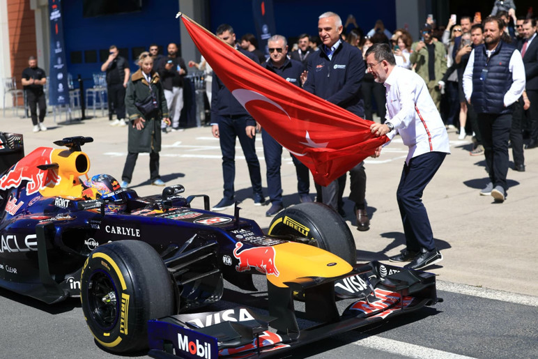 Bakan Ersoy ve Bak formula 1 hazırlıkları için bir araya geldi! - Resim : 3
