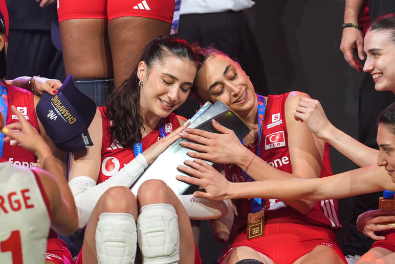 VNL şampiyonu Filenin Sultanları kupasını aldı - Resim : 1