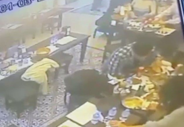 Yer İstanbul Taksim... Yemekten çıkan böcek müşterinin dudağını ısırdı - Resim : 1