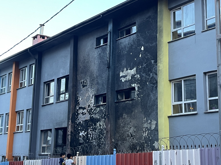 Esenyurt'ta okulda korkutan yangın - Resim : 1