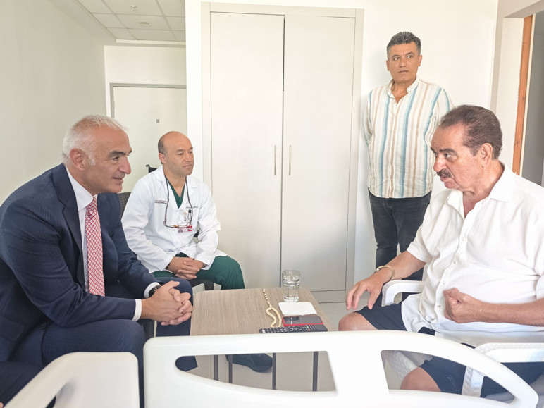 Bakan Ersoy'dan İbrahim Tatlıses'e geçmiş olsun ziyareti - Resim : 1