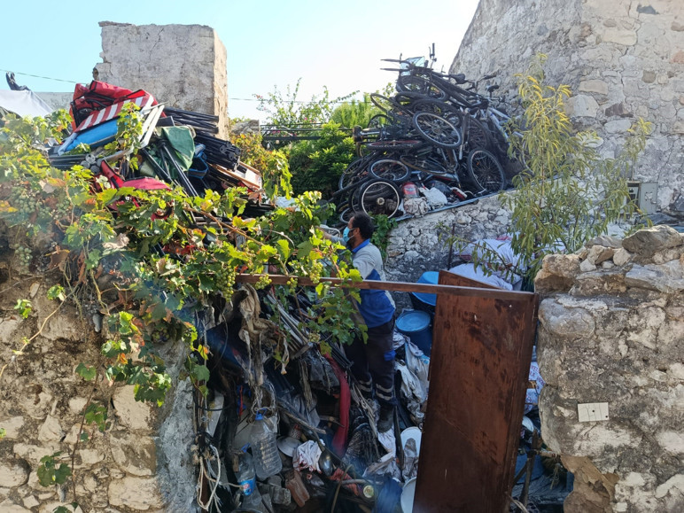 Datça'da kötü kokular yayan evden 5 ton çöp çıkarıldı - Resim : 2