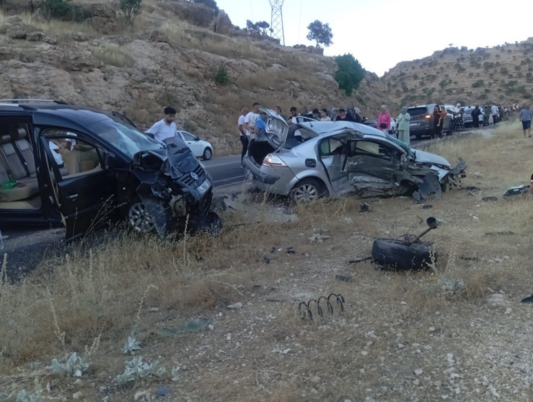 Mardin’de iki otomobil çarpıştı: Çok sayıda yaralı var - Resim : 1