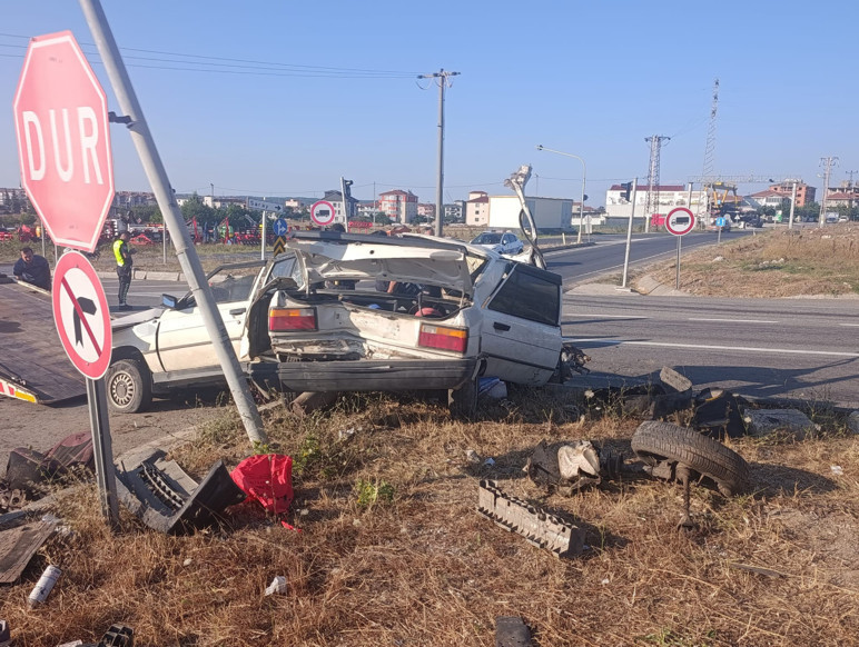 Tekirdağ'da ikiye bölünen otomobilden sağ çıktı - Resim : 1