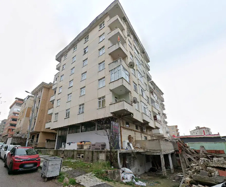 İstanbul Maltepe'de 7 katlı binanın 3 katı çöktü - Resim : 4