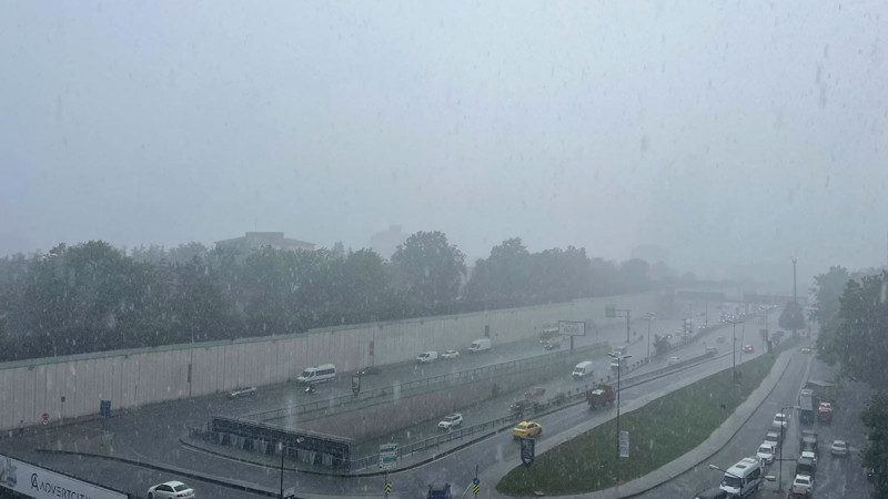 İstanbul'da kuvvetli sağanak etkili oluyor! Cadde ve sokaklar 20 saniyede göle dönüştü