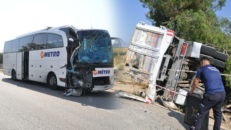 Manisa'da otobüs, kamyona çarptı: Ölü ve yaralılar var