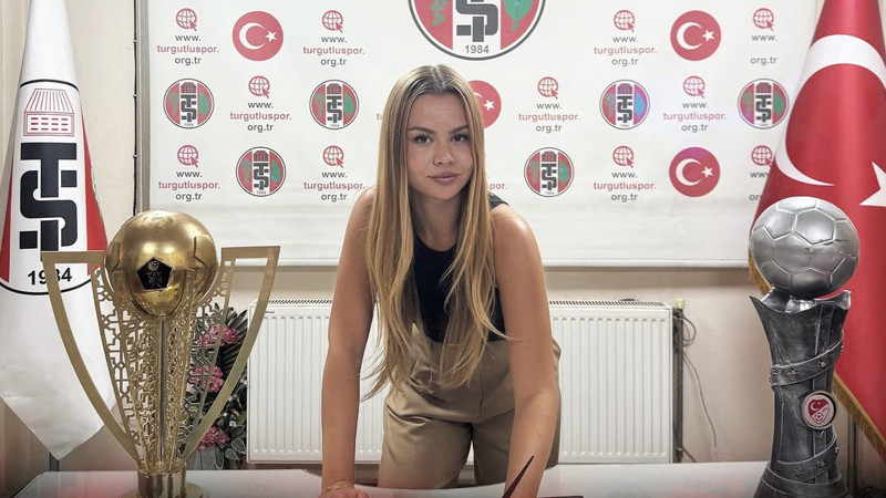 Turgutluspor'un teknik direktörü 22 yaşındaki Zeynep Mestan oldu