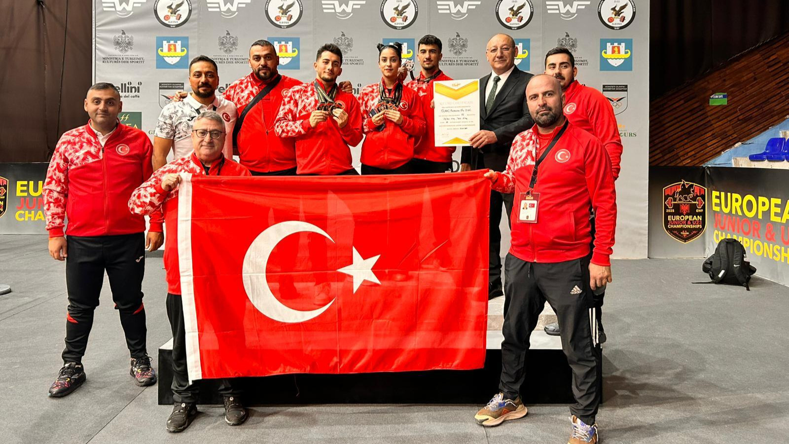 Genç milli halterciler Avrupa'nın zirvesine çıktı