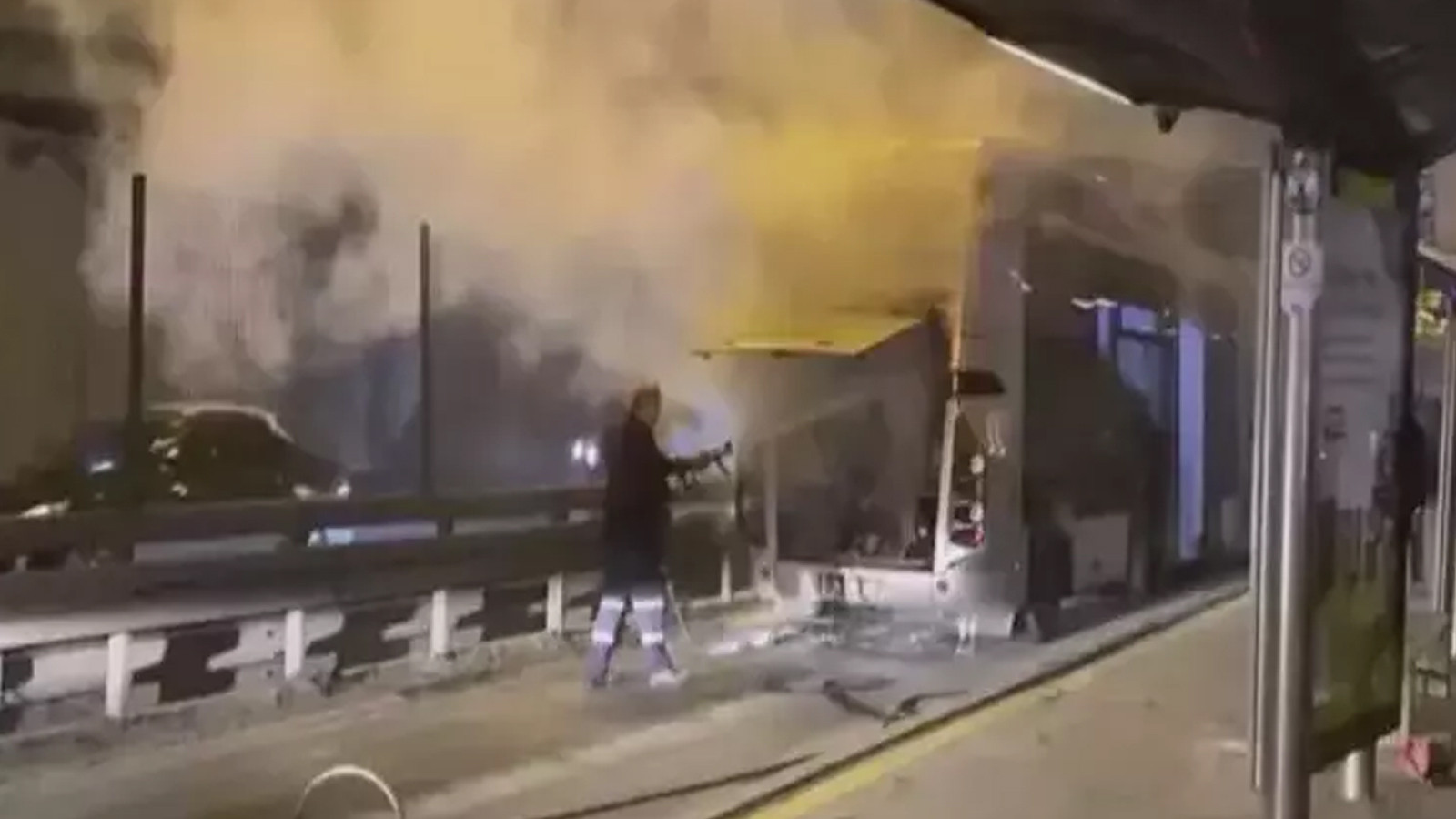 Metrobüste korkutan yangın! Yolcular büyük panik yaşadı