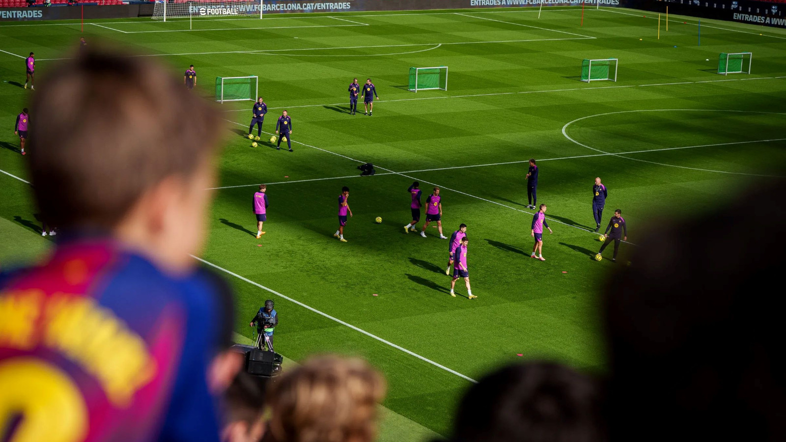 Barcelona uzun bir süre sonra Camp Nou'da: Taraftara açık antrenman yaptılar