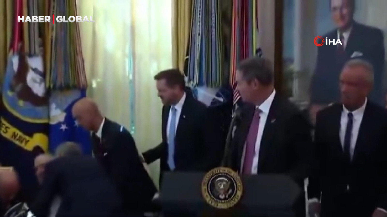 Beyaz Saray’daki basın toplantısında korkunç anlar…