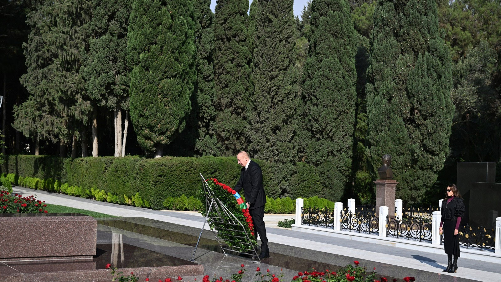 Aliyev çifti, Karabağ Zaferinin 5. yılında Haydar Aliyev’in kabrini ziyaret etti