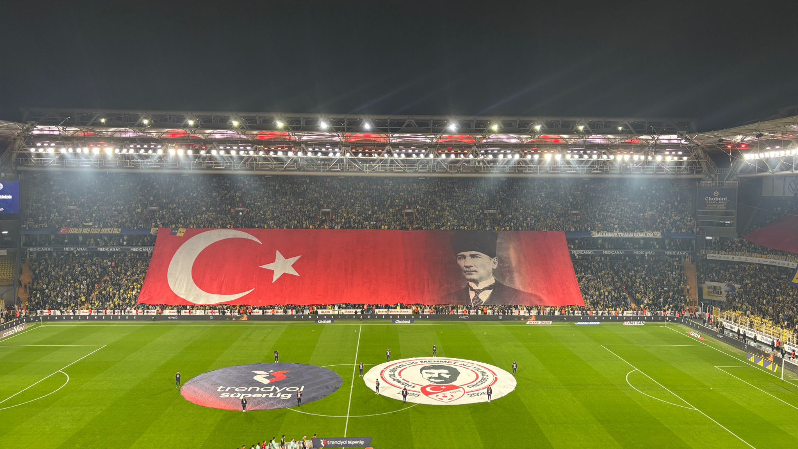 Fenerbahçe Stadı’nda Atatürk için özel pankart ve tişört