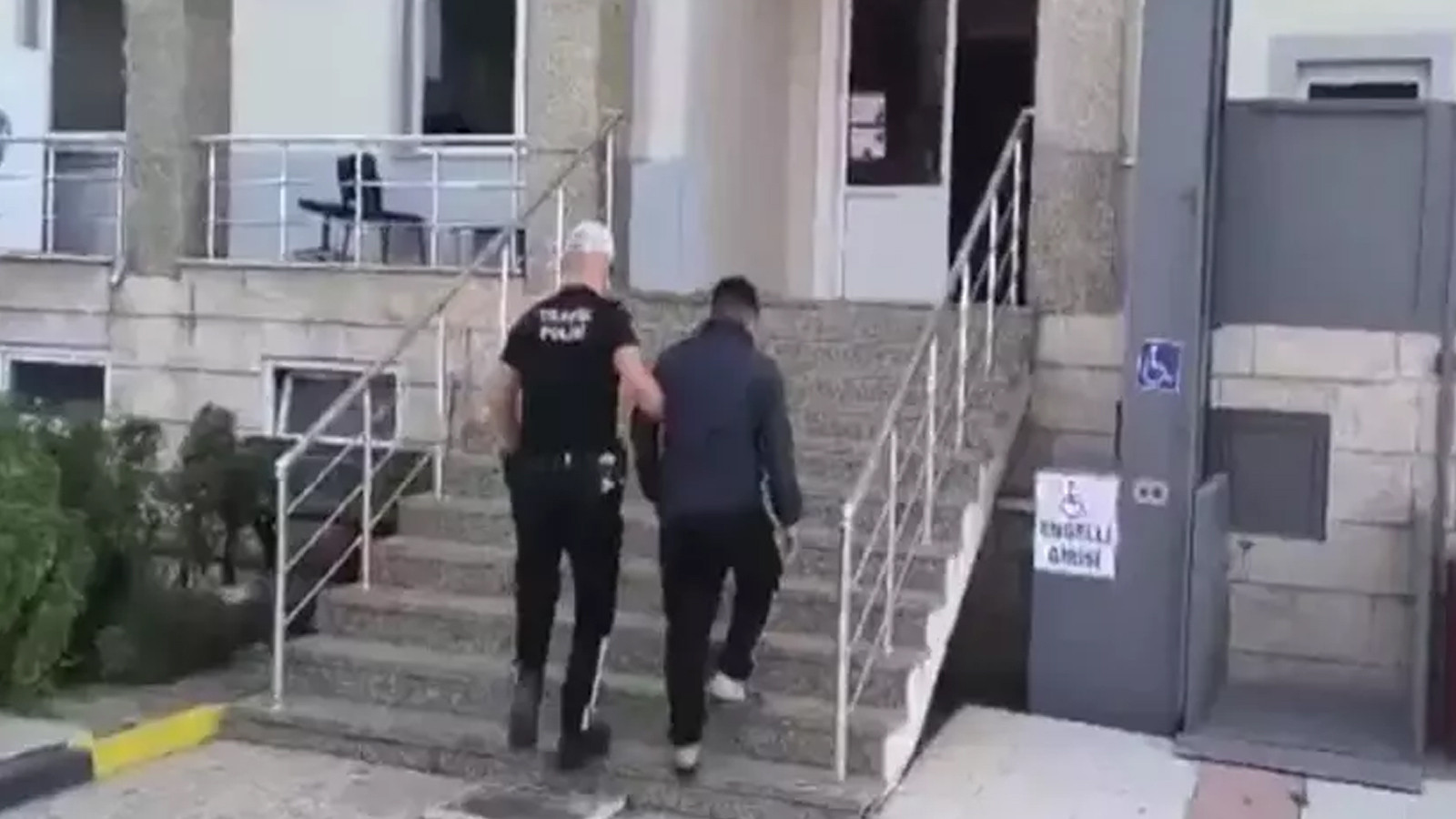 Motosiklet ile yaptığı hareket başına bela oldu! Ehliyeti iptal edildi