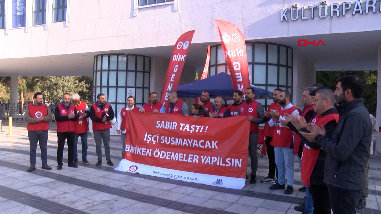 İzmir'de işçilerin oturma eylemi 2'nci gününde