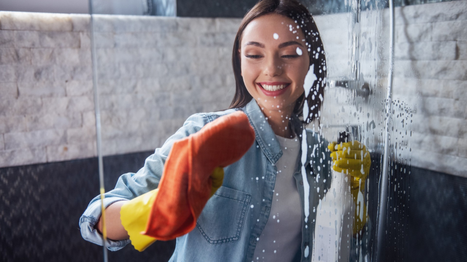 Mikroskopla bakan bile kireç görmeyecek! Duşakabin camlarındaki kireçleri temizlemenin sırrı ortaya çıktı