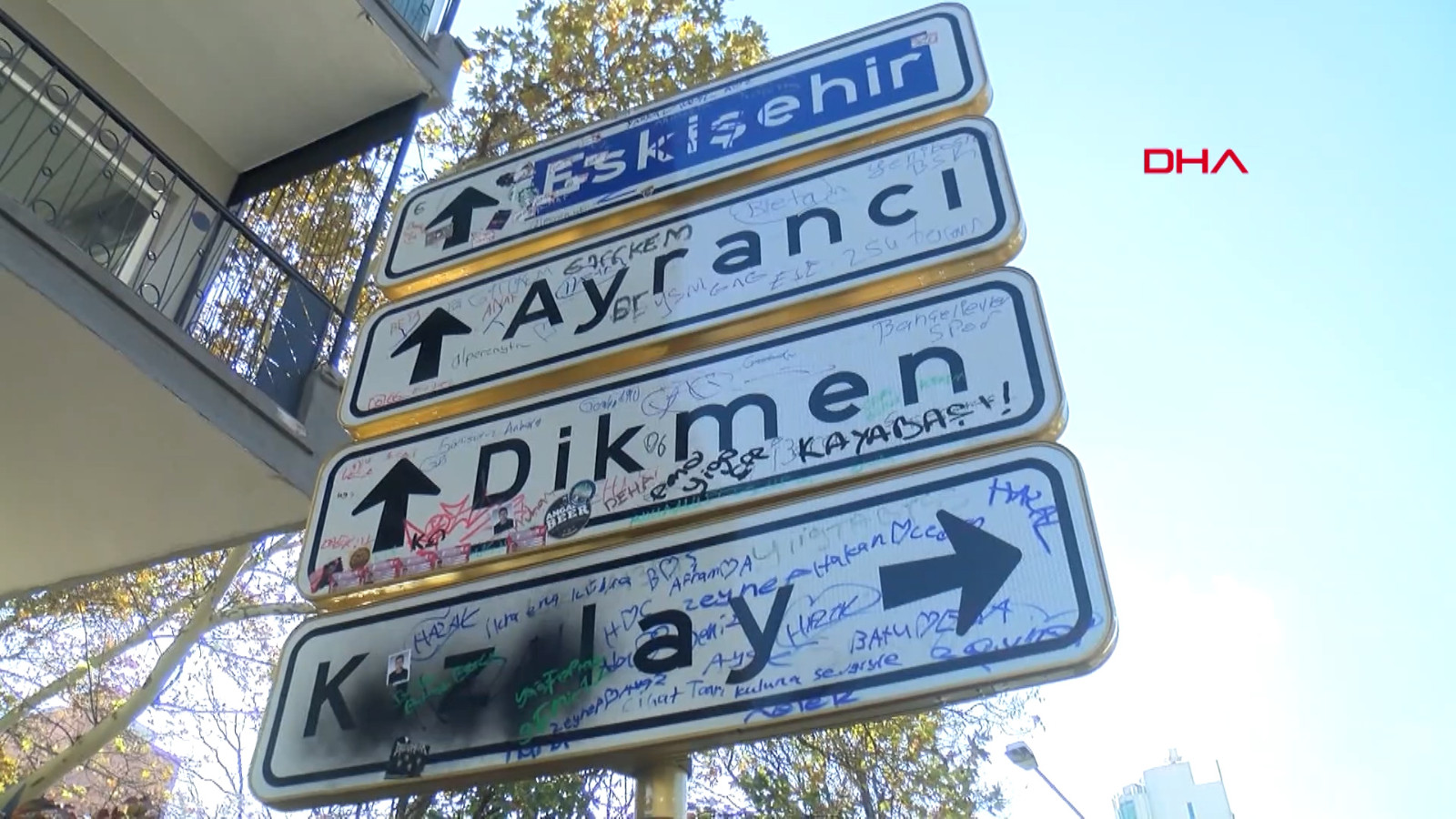 Gençlerin "Kızılay tabelası" aşkı bitmek bilmiyor: 3'üncü kez yenilendi