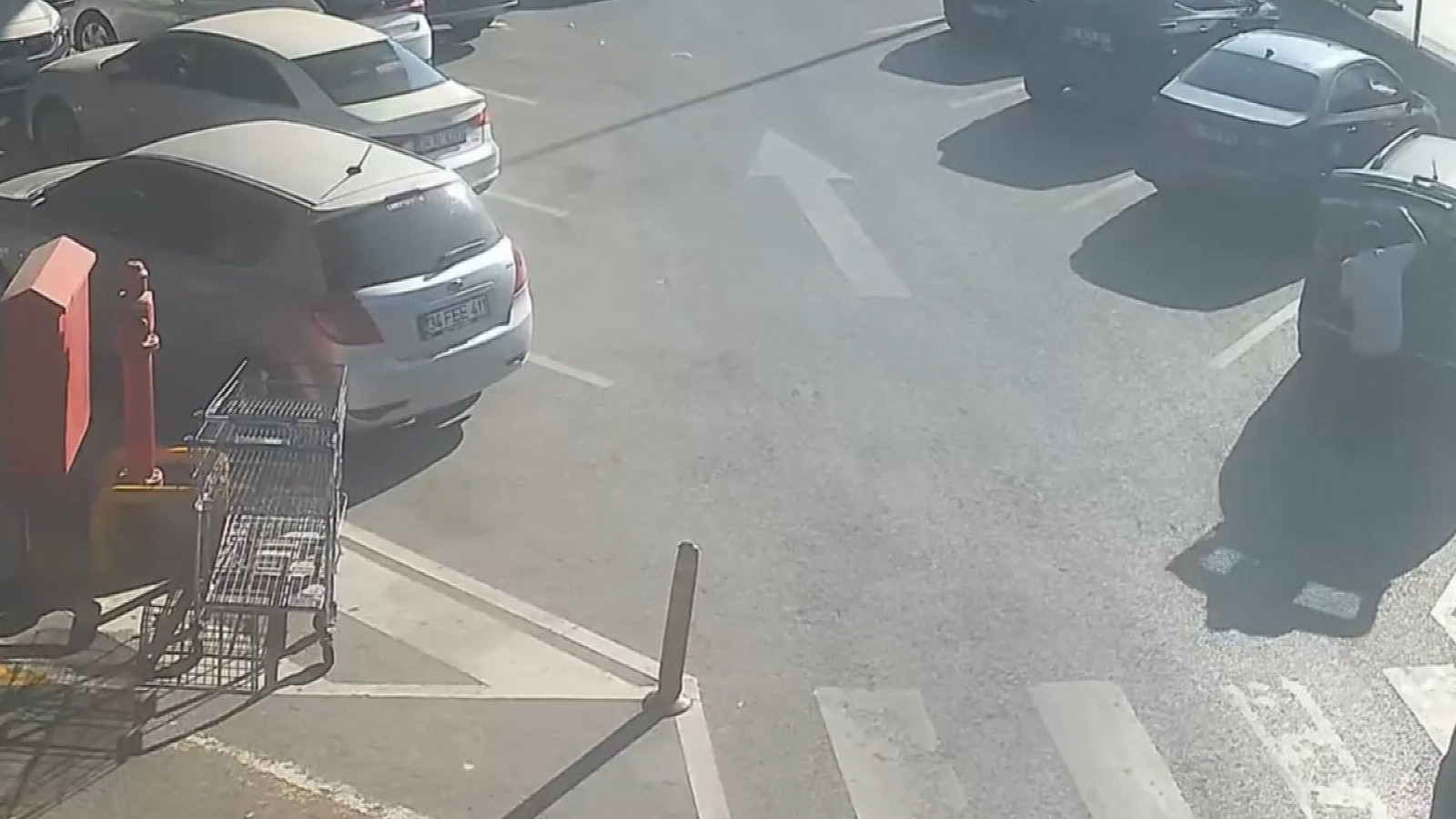 Pendik'te otomobil bagajından laptop hırsızlığı! O anlar kamerada