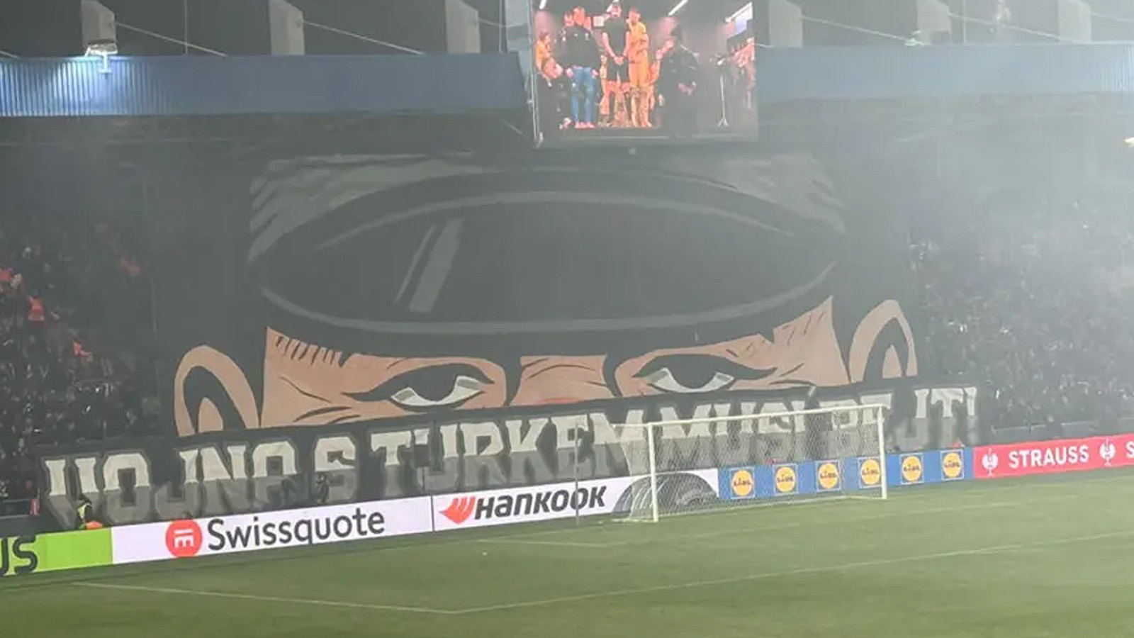 UEFA'dan ırkçı pankarta ceza... Fenerbahçe maçında açılmıştı!