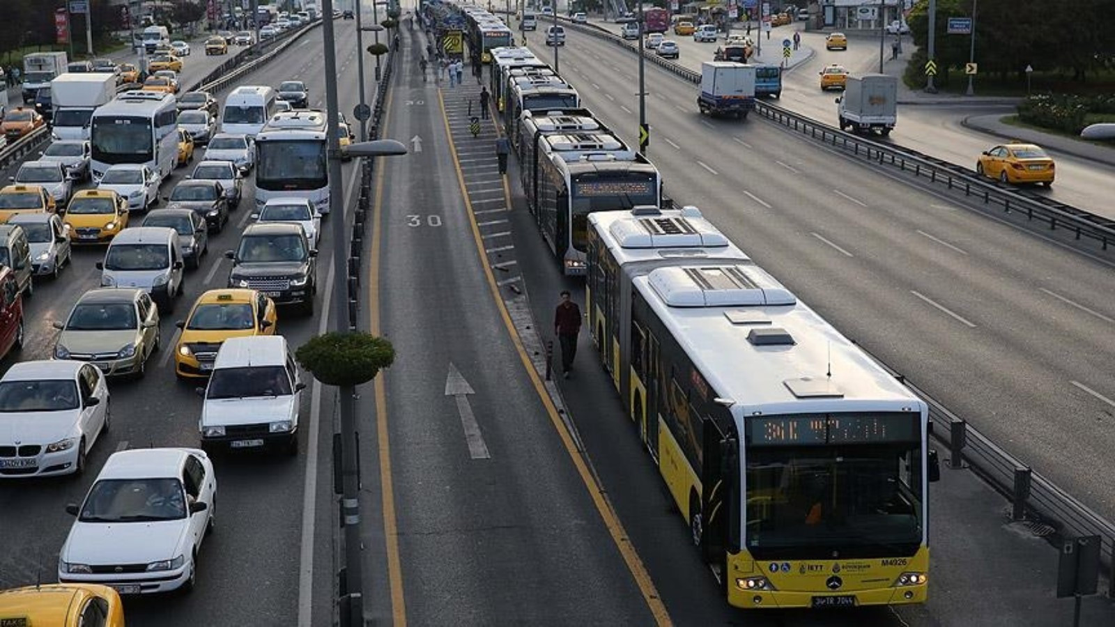 Zeytinburnu’da metrobüs kazası: 1 ağır yaralı