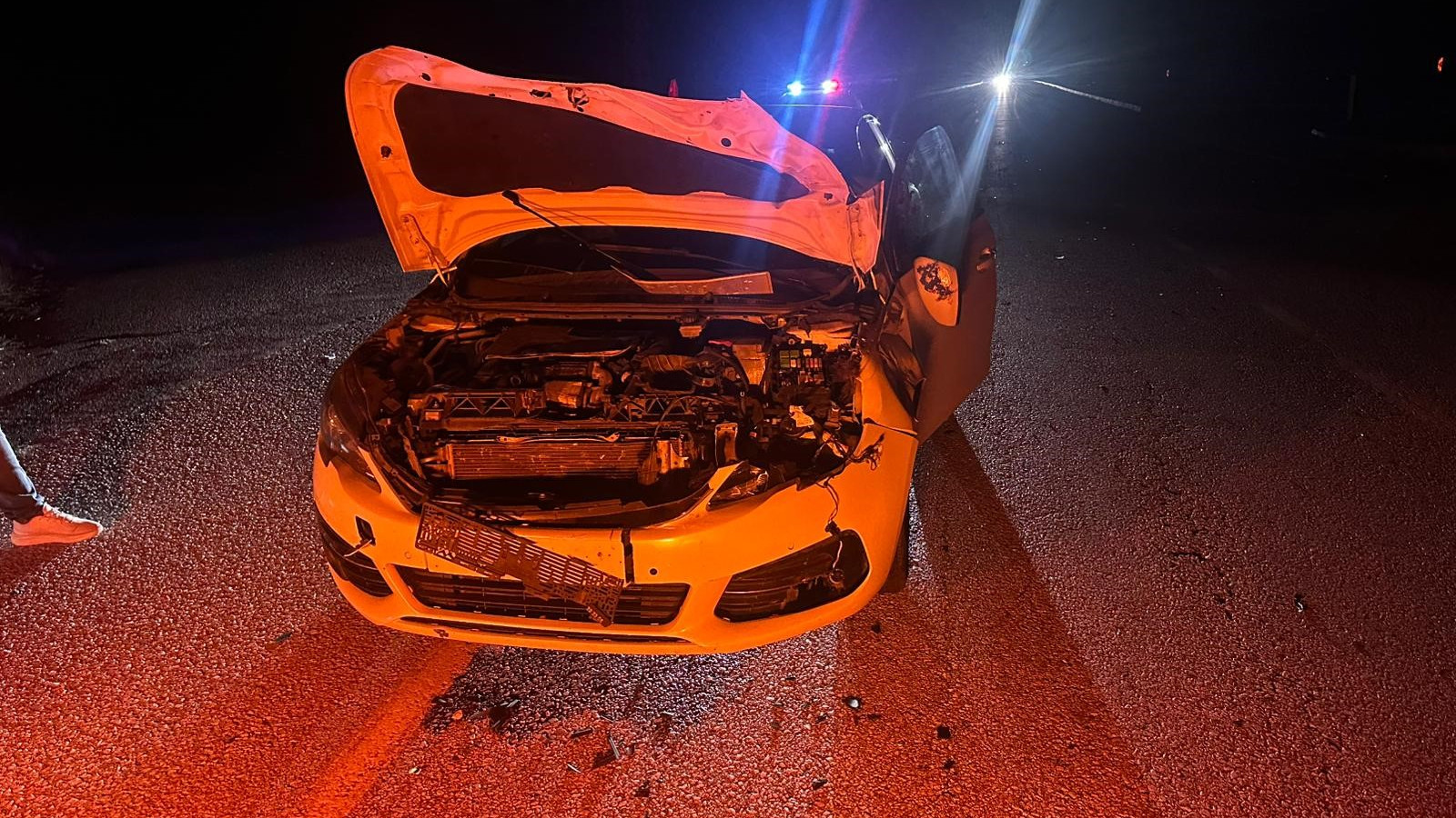 Çorum’da otomobil danaya çarptı: İki yaralı