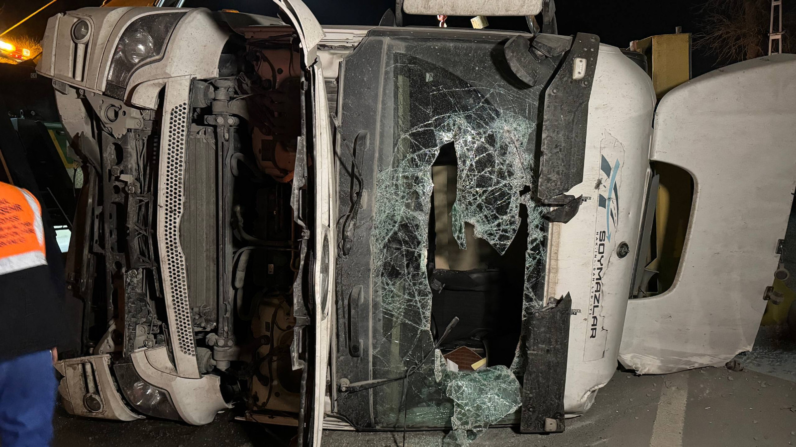 Eyüpsultan’da hafriyat kamyonu devrildi: Sürücü yaralandı