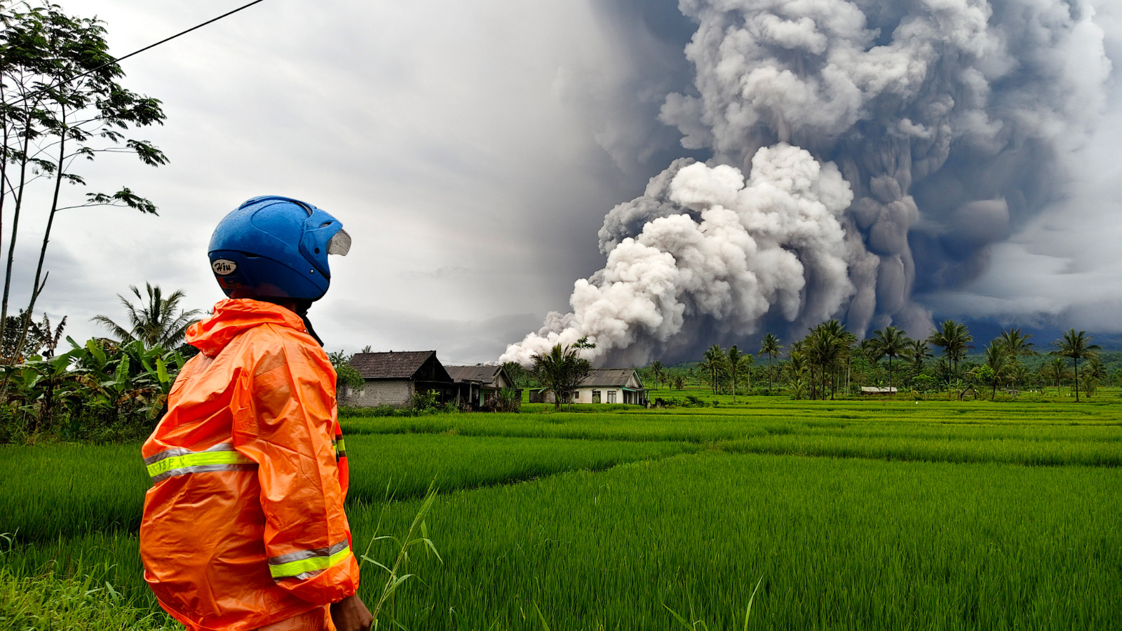 Semeru Yanardağı'nda mahsur kalan 178 dağcı kurtarıldı