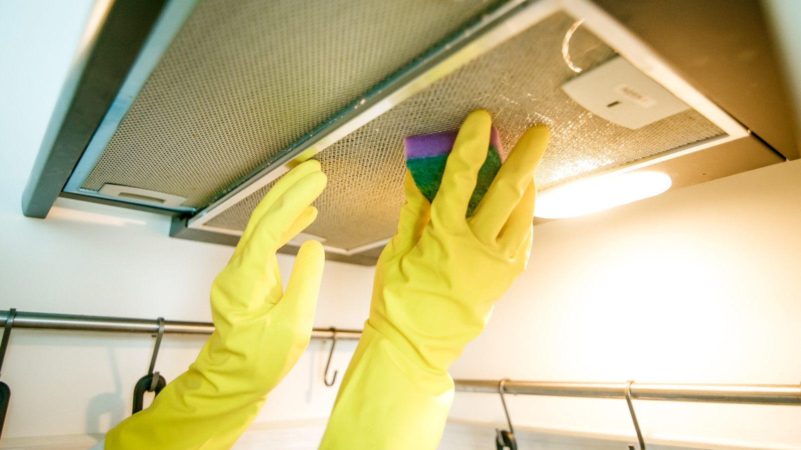 Yağ lekelerinin kabusu olacak o yöntem! Aspiratör filtrelerini pırıl pırıl yapmanın doğal yolu ortaya çıkarıldı