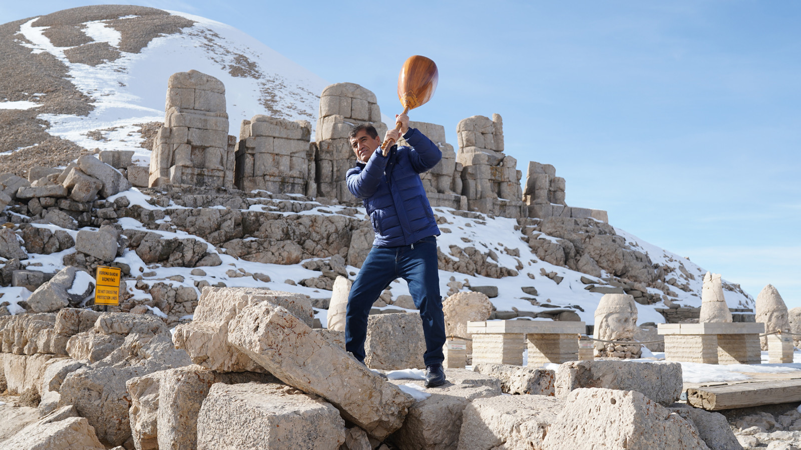 Türkücü Aydın Aydın, yapay zekaya karşı sazını parçaladı