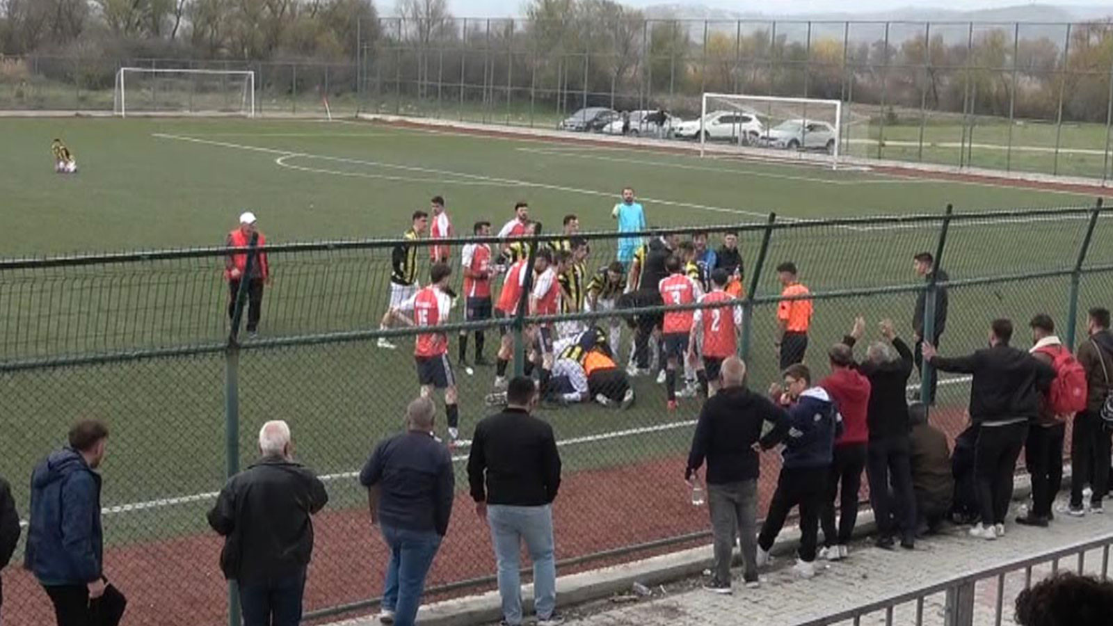 Rakibinin yüzüne attığı tekme sonucu dili boğazına kaçan futbolcuyu, hakemin müdahalesi kurtardı